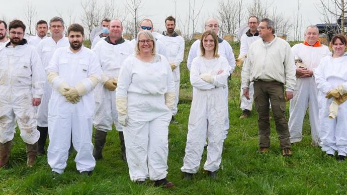 Les quatorze agriculteurs adhérents de la Cavac ont été formés à l’apiculture, entre autres par Philippe Aimé (3e à partir de la droite), apiculteur en Charente-Maritime.